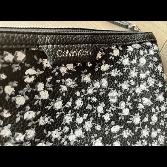CALVIN KLEIN | Floral Wristlet - Picture 2 of 3